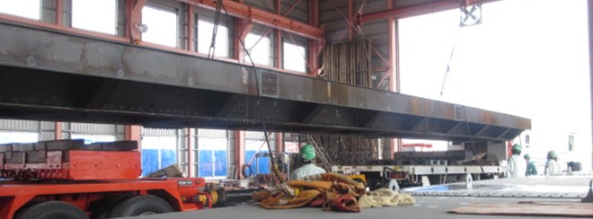 工場ゲートを開け、橋梁の搬出準備